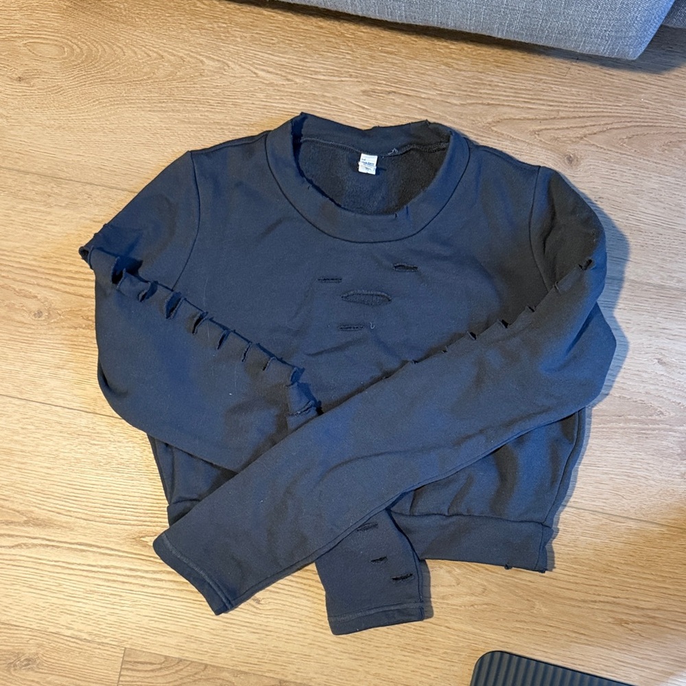Alo women’s distressed crop Sweater